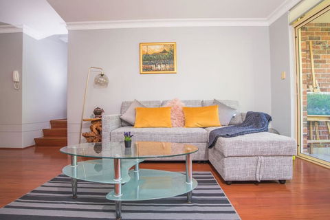 Rustic Hardwood 2 Bedroom Apartment In Randwick - New South Wales Tourism  2