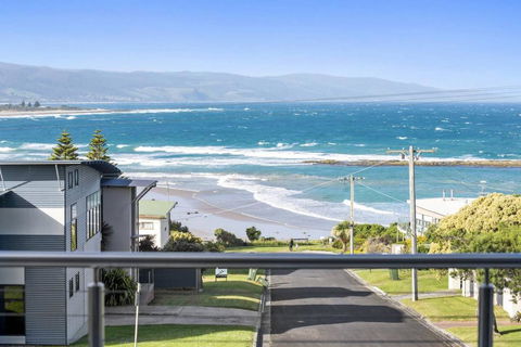 SEA SPECTACULAR - Seconds From The Beach! - New South Wales Tourism  0