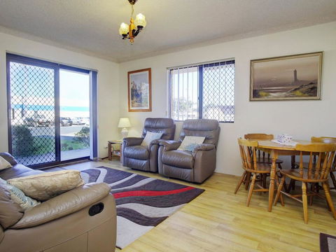 Seabreeze 6 Opposite Bowling Club - New South Wales Tourism  0