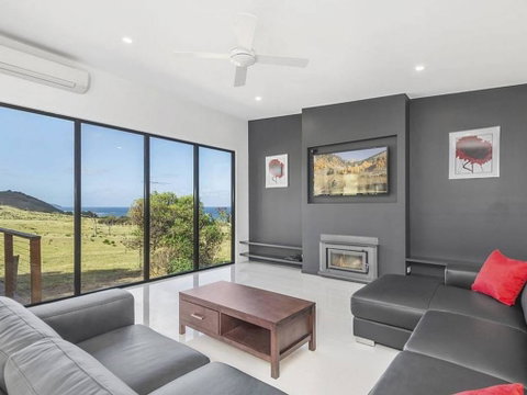Skenes Retreat - Views Of The Ocean From The Deck - New South Wales Tourism  0