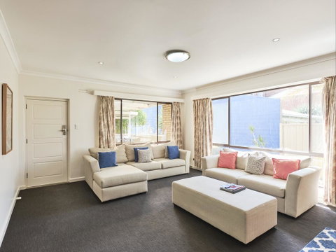 Skymirror Villa - New South Wales Tourism  2