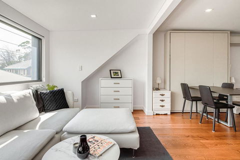 Spacious 2 Bed House, 2 AC And Free Street Parking - New South Wales Tourism  1