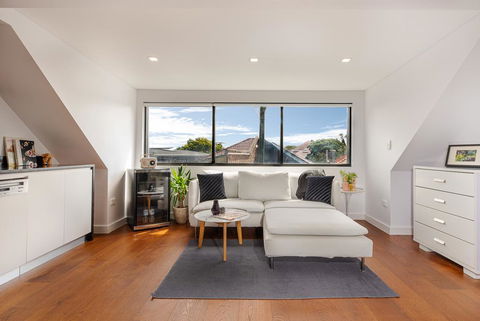 Spacious 2 Bed House, 2 AC And Free Street Parking - New South Wales Tourism  0