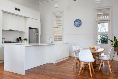 Spacious 2-bed, 2-bath Home With Parking And Balcony - New South Wales Tourism  1