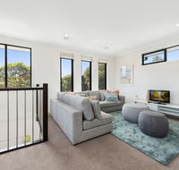 Spacious 4-Bed House with Parking and Backyard - New South Wales Tourism 