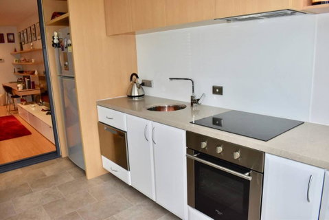 Spacious Apartment In The Heart Of Melbourne's CBD - New South Wales Tourism  3
