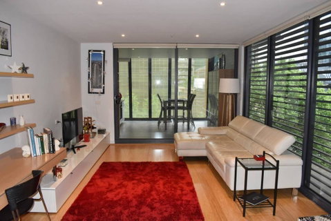 Spacious Apartment In The Heart Of Melbourne's CBD - New South Wales Tourism  0