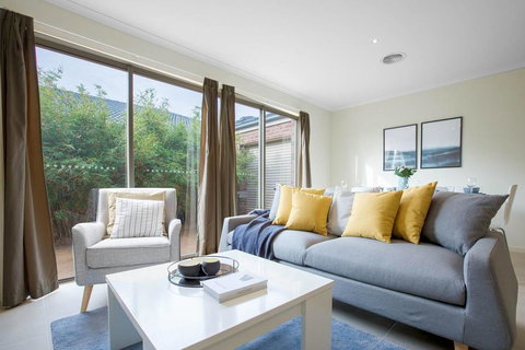 Spacious Lovely 5Beds Home@Point Cook - New South Wales Tourism  0