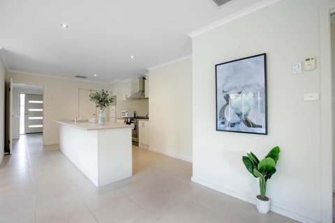 Spacious Lovely 5Beds Home@Point Cook - New South Wales Tourism  3