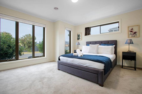 Spacious Lovely 5Beds Home@Point Cook - New South Wales Tourism  1