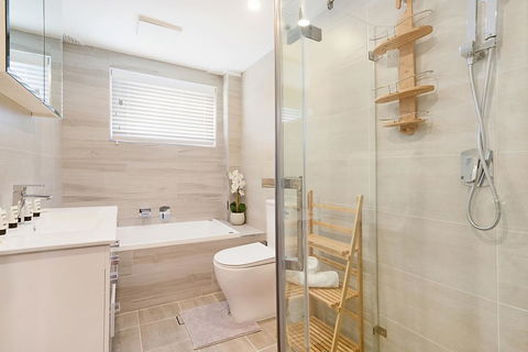 Spacious Renovated Apartment In Quiet Area - New South Wales Tourism  3