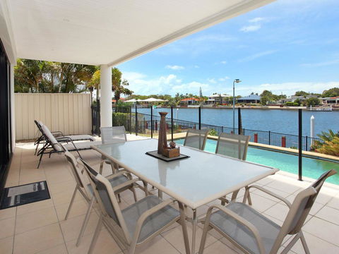St Lucia 11 - 4 BDRM Canal Home With Pool - New South Wales Tourism  0