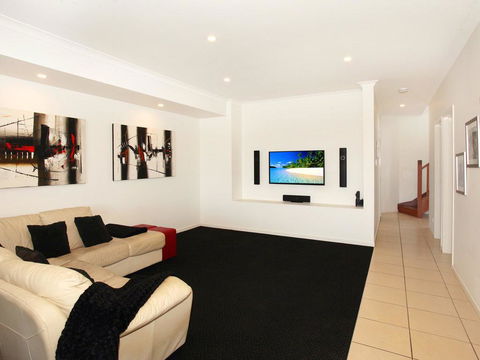 St Lucia 11 - 4 BDRM Canal Home With Pool - New South Wales Tourism  2