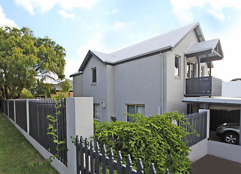 Stones-Throw - New South Wales Tourism  0