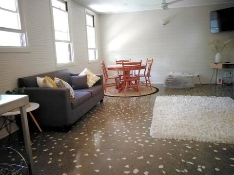 Stranded? Nowhere To Stay? Sanitised Apartment, Sleeps 4, Netflix, Wifi, Pool - New South Wales Tourism  0