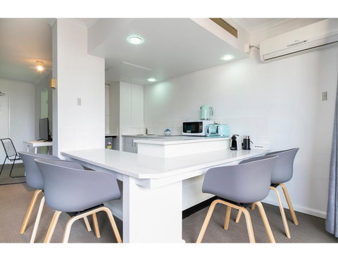 Striking And Super Convenient Studio With Balcony - New South Wales Tourism  1