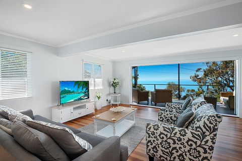 Stunning Family Escape On The Point With Bay Views - New South Wales Tourism  0