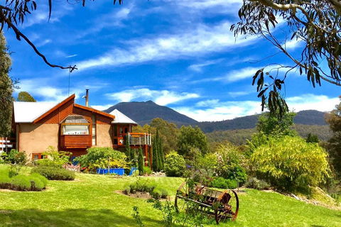 STUNNING HOME WITH AMAZING VIEWS - Just 20 Mins To The City And Only 10 To MONA! - New South Wales Tourism  1