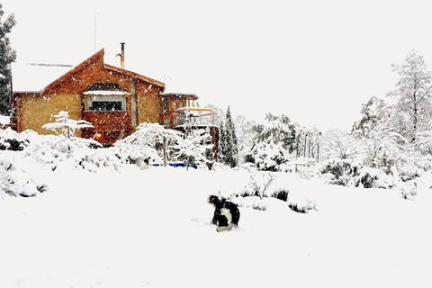 STUNNING HOME WITH AMAZING VIEWS - Just 20 Mins To The City And Only 10 To MONA! - New South Wales Tourism  0