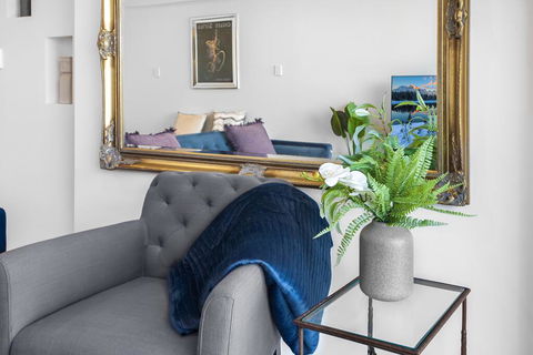 Stylish 2-Bed Apartment With Sweeping River Views - New South Wales Tourism  3