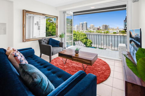 Stylish 2-Bed Apartment With Sweeping River Views - New South Wales Tourism  1