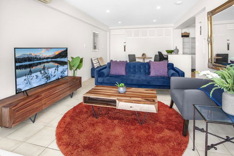 Stylish 2-Bed Apartment With Sweeping River Views - New South Wales Tourism  0