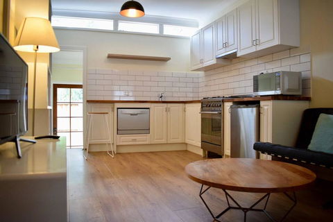 Stylish Cute Cottage In McMahons Point - New South Wales Tourism  1
