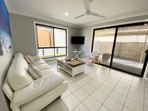 STYLISH RESIDENCE, LARGE PRIVATE YARD - CLOSE TO DREAMWORLD - New South Wales Tourism  1