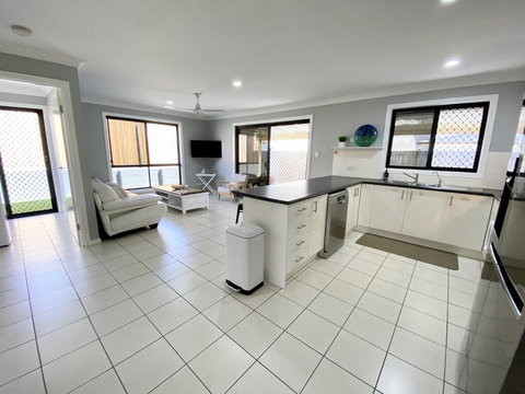 STYLISH RESIDENCE, LARGE PRIVATE YARD - CLOSE TO DREAMWORLD - New South Wales Tourism  2