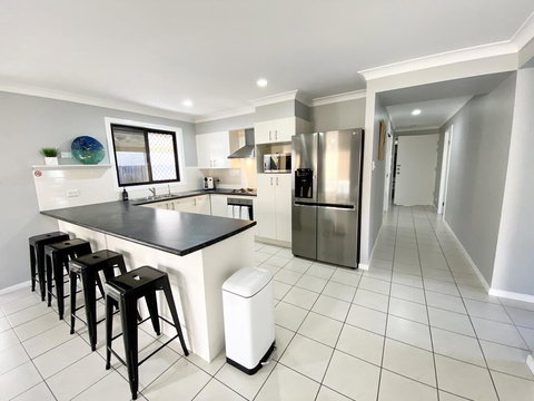 STYLISH RESIDENCE, LARGE PRIVATE YARD - CLOSE TO DREAMWORLD - New South Wales Tourism  3
