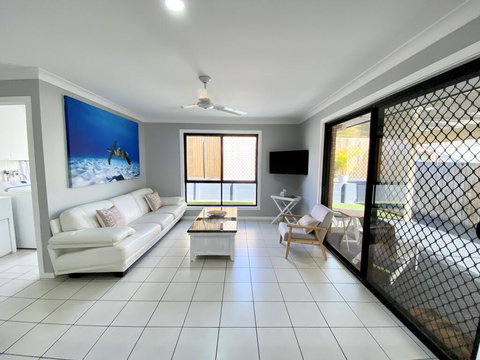 STYLISH RESIDENCE, LARGE PRIVATE YARD - CLOSE TO DREAMWORLD - New South Wales Tourism  0