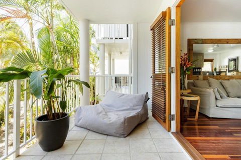 Stylish Tropical Oasis Apartment With Hot Tub And Four Pools - New South Wales Tourism  0