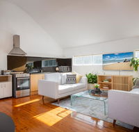 Sunlit Two-Bedroom Unit With Sprawling BBQ Deck - New South Wales Tourism 