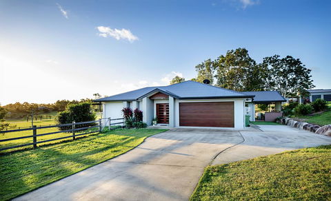 Sunset Retreat Airlie Beach Rural Getaway - New South Wales Tourism  0