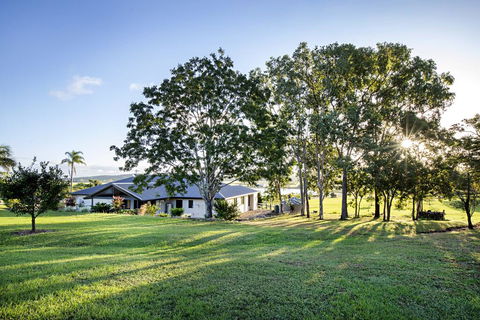 Sunset Retreat Airlie Beach Rural Getaway - New South Wales Tourism  1