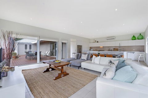 Surfs Up - Fresh And Modern East Beach Home - New South Wales Tourism  1