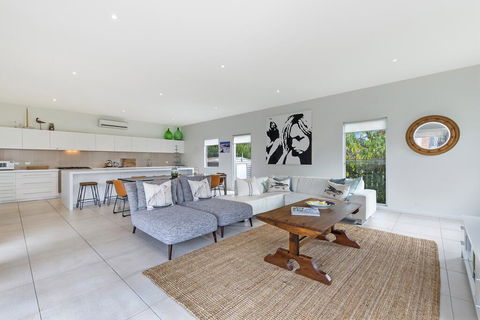 Surfs Up - Fresh And Modern East Beach Home - New South Wales Tourism  2