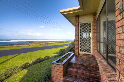 Swimmers' Rest - Uninterrupted Panoramic Ocean Views - New South Wales Tourism  0