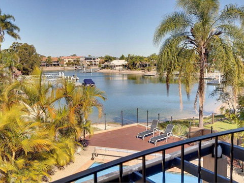 Tarcoola 41 - 5 BDRM Canal Home With Pool - New South Wales Tourism  3