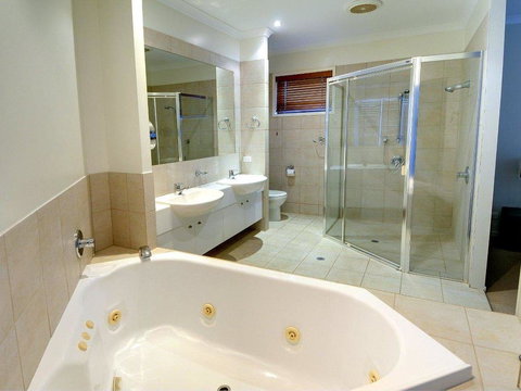 Tarcoola 41 - 5 BDRM Canal Home With Pool - New South Wales Tourism  2