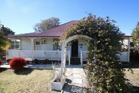 Tenterfield Historic C1895 Cottage - New South Wales Tourism  1