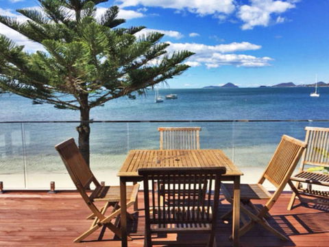 The Beach House' 169 Soldiers Point Road - Right On The Waterfront - New South Wales Tourism  0