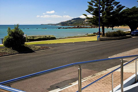 Penguin Beachfront Apartments - New South Wales Tourism  2
