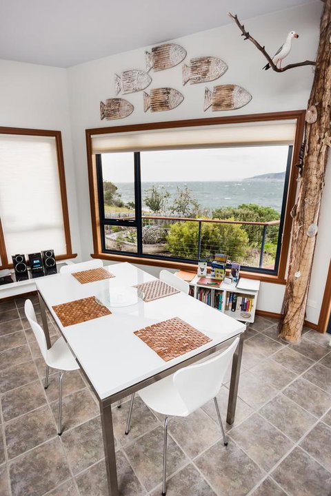 Larus Waterfront Cottage - New South Wales Tourism  9