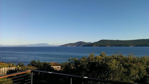 Larus Waterfront Cottage - New South Wales Tourism  0