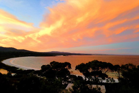 DOLPHIN LOOKOUT COTTAGE - Amazing Views Of The Bay Of Fires - New South Wales Tourism  0