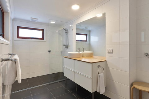 DOLPHIN LOOKOUT COTTAGE - Amazing Views Of The Bay Of Fires - New South Wales Tourism  2