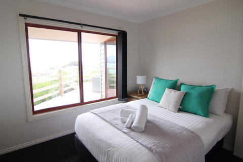 DOLPHIN LOOKOUT COTTAGE - Amazing Views Of The Bay Of Fires - New South Wales Tourism  8