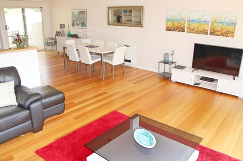 Seaview Apartment - New South Wales Tourism  7
