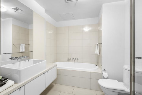 Melbourne Holiday Apartments Flinders Wharf - New South Wales Tourism  16